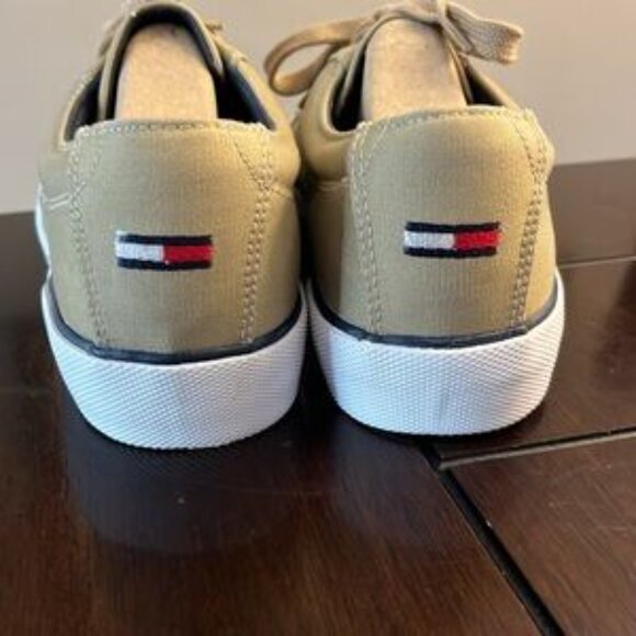 Tommy Hilfiger size 10 Kakis Cavas Sneaker pre owned with flaws - Picture 3 of 5